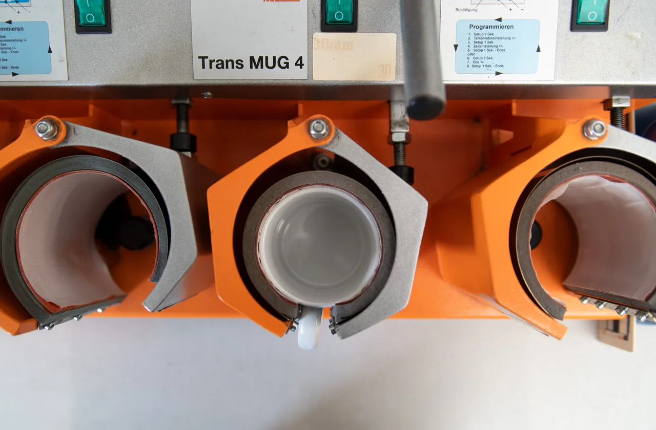 Weiße Tasse in einer Tassenpresse bei 3dsupply